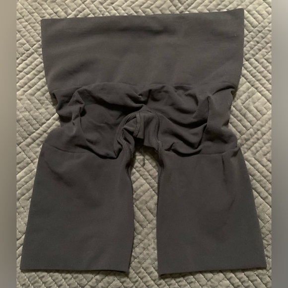 SKIMS Black Seamless Sculpting Short NWOT - Picture 3 of 5